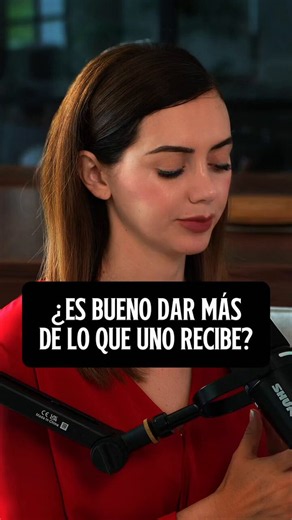Dar más de lo que recibes es una elección noble cuando nace de tus principios, pero se convierte en un desgaste cuando lo haces esperando reciprocidad de alguien que nunca ha valorado tu presencia. No puedes exigir gratitud a quien no aprecia tus esfuerzos, ni lealtad a quien solo aparece cuando le conviene. Hay personas que ven tus sacrificios como una obligación y no como un regalo. Por eso, sigue siendo generoso, pero aprende a invertir tu tiempo, energía y cariño en quienes reconocen su valo