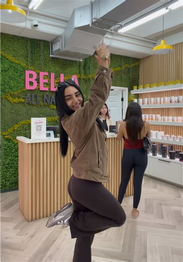 Las espero a todas! Hasta voy a pasar lista heee En el perfil de @Daisy Cabral! Registrense para agarrar sus cuponesss Y gracias a @itzelsantana11 súper atenta! #vlog #fly #LA #bellaallnatural #megalive