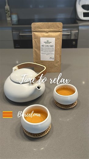 Time to relax! After a quite stressful hump day, we really needed to relax. You know I usually am a ☕️ coffee person more than a tea person. But when the idea is to slow down, tea seems like a better choice. 😇 And that was also a good opportunity to use this beautiful tea set sent by @zenslivingoffical a while ago for the first time. This turned our @moychaybarcelona hei chu hao tea into a whole experience. 😍 Seeing the tea being poured into these lovely cup made me feel way better already. 🥰