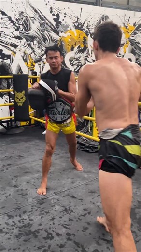 Pedro Rodrigues 🇧🇷 - MuayThai on Instagram: "Treinar com o Mestre Pipa não é só aprender golpes. É entender o Muay Thai de verdade. É uma honra dividir o ringue com alguém que, ainda vivo, é um dos maiores treinadores que já formaram campeões na Tailândia. Não pelo volume de títulos apenas, mas pela forma como ele enxerga a luta. O Muay Thai que ele ensina é alegre. É solto. É leve. É livre. Não tem pressão desnecessária. Não tem medo. Não tem rigidez. Tem presença. Você aprende a sorrir trein