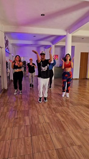 Salsa con coco Una rica salsita Salsa fitnes Muchas gracias chicas 🙏 Estudio Sony Zumba #porquelavidaesmejorbailando #bailefitnes #salsa #dance No tengo los derechos de la musica | Jovany Navarro Quiroz