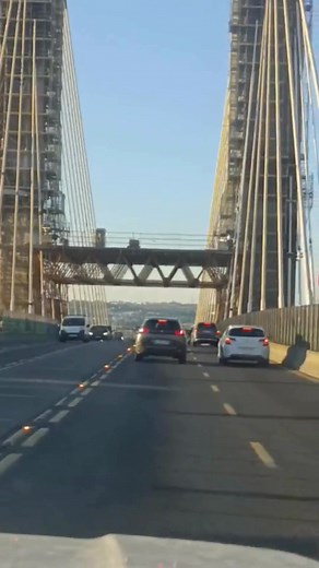 121K views · 622 reactions |  Impactante caída de un aseo portátil en las obras del Puente del Centenario en Sevilla Un usuario pudo grabar el momento exacto de la caída desde las alturas.  https://www.abc.es/sevilla/ciudad/impactante-caida-aseo-portatil-obras-puente-centenario-20251121082526-nts.html  @tanqueta567 #Sevilla #Sucesos | ABC de Sevilla | Facebook