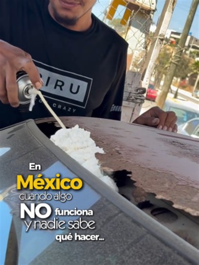 En México cuando algo no funciona… siempre hay alguien que dice: “ahorita vemos qué pedo” 😅🇲🇽 No es un plan… es actitud. Nadie sabe exactamente qué hacer, pero alguien empieza a mover cables, picarle cosas o intentar arreglarlo a pura prueba y error. Y lo más impresionante… es que muchas veces sí funciona. ¿Tú cuándo has dicho “ahorita vemos qué pedo”? 👀 #Mexico #Mexicanos #CulturaMexicana #Mexicanadas