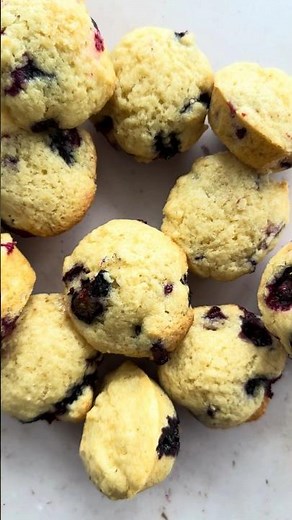 Mini Blueberry Muffins #easydessert #minimuffins #blueberries #lunchboxideas #sweet #onthegosnacks