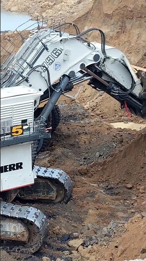 LIEBHEER 996 Bucket Action solve #996 #liebherr996 #heavyequipment #xcavator #coalindustry #mining