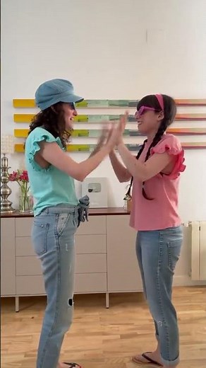 Handclapping game for kids: Tic Tac song 👏🕐| • Crispina & Molinilla • z