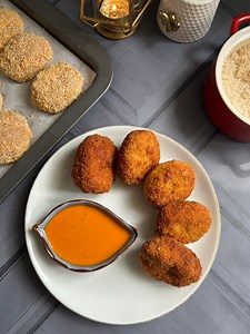 Crispy Chicken Cheesy Nuggets ( Ramadan Recipe 3) Ingredients ⬇️ ✨ Ground chicken (thighs breast) – 700g ✨ Fresh breadcrumbs – ½ cup ✨ Egg – 1 ✨ Garlic powder – 1 tbsp ✨ Chicken powder – 1 tsp ✨ Salt – 1 tsp ✨ Black pepper – ½ tsp ✨ White pepper – ¼ tsp ✨ Paprika – ½ tsp (optional but 🔥) 🧀 Cheese Filling: Mozzarella or cheddar – 115g (cubed) 🥚 Coating: 2 eggs (beaten) 1 cup breadcrumbs / panko 🍳 Frying: Oil as needed ⸻ HOW TO MAKE ⬇️ 1️⃣ Mix chicken spices egg breadcrumbs until combined 2️⃣ 
