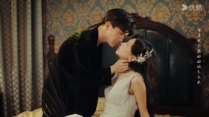 The female killer broke into the young master's room, and the two kissed passionately on the bed.女杀手闯进少爷房间，两人床上激吻。#假面真情 #Falsefaceandtruefeelings #民国 | 追剧俱乐部