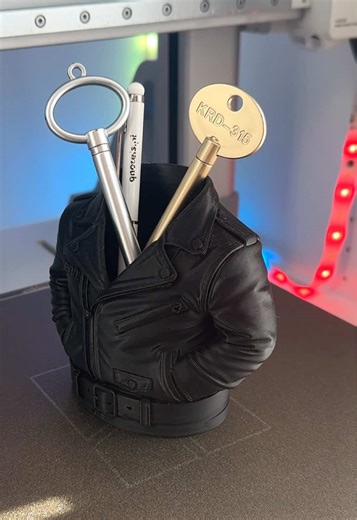 This came off my 3D printer like THIS 😳 Peel → clean → transform → usable object. A pen holder… but make it aesthetic 🖤 🖨 Printed on @bambulab_official 🎨 Printer: Bambu Lab 1A Combo 🧪 Material: PLA 🧠 Design by Сommodo #foryour #3dprinting #3dprint #satisfyin #homedecor