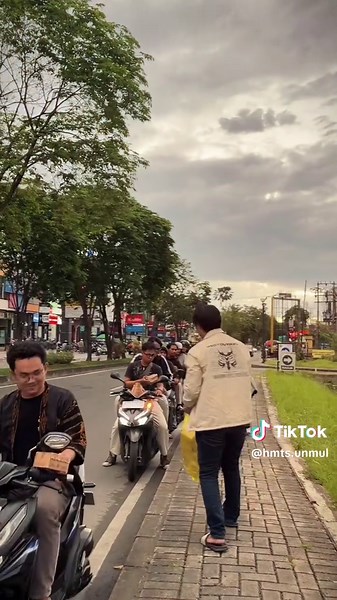 [ SIRAM TAKJIL ] Sipil lagi nyiramin org pake takjil nihh ada yg kena SIRAM jalangkote ga??🤤🤭😝 Stay tune for more contents and don’t forget to like n share😋😘🫶 Medikom/5/hmts-ft-unmul/III/2026 ___________________ Salam, Departemen Media Komunikasi dan Informasi HMTS FT UNMUL KABINET ADHIGANA Teknik Sipil! Bangun! Semangat! Satu! #KABINETADHIGANA #HMTSFTUNMUL #FTUNMUL #fyp #bagitakjil