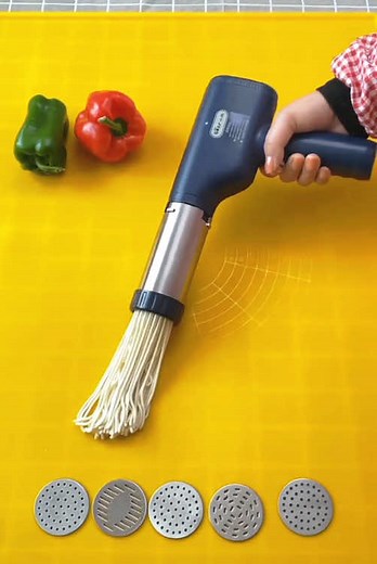 #压面机 #pasta maker #压面枪 #Pressure gun #压面神器 #Noodle press artifact For friends who love to eat noodles, with this noodle press tool, you no longer need to roll noodles. Eating noodles is really convenient, with multiple sizes available for both fine and coarse noodles, making it easy to handle a family's noodles and switch between them.