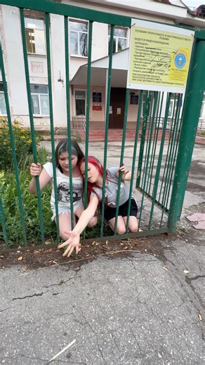 Не можем попасть домой😢Клип ⬆️ #shorts #юмор #ladymilana #ladykris ‪@LadyKristina-w5k‬