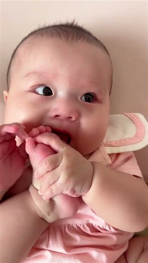 Baby Finishes Eating and Politely Puts It Down 😂👶 | Too Smart and Too Cute #Baby #SmartBaby #Healing