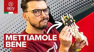 Perché ogni buon bike fitting dovrebbe partire dai piedi | GCN italia Tech E tu come posizioni le tacchette sulle scarpe da ciclismo? Il posizionamento delle tacchette e la scelta delle calzature fanno parte del foot fitting, una fase cruciale del bike fitting che va affrontata per prima. Infatti, se ci sentiamo "lunghi" in sella e pensiamo di intervenire sul manubrio, dobbiamo prima valutare la posizione della sella. Allo stesso modo, se ci sembra di essere troppo "alti", prima di regolare la s