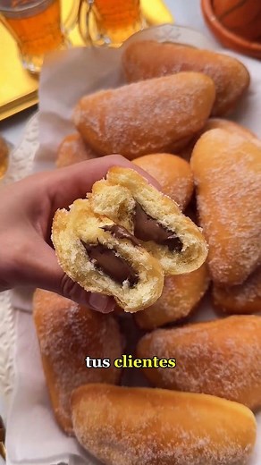 🍩🍫 Doñas de Azúcar Rellenas de Chocolate 🍫🍩 ¡Caseras e irresistibles! Estas deliciosas bolitas de masa rellenas de chocolate son todo un éxito en casa o tu emprendimiento. 👩🏻‍🍳 Ingredientes: Masa: * 190 ml de leche * 7 g de levadura instantánea * 30 g de azúcar blanca * 16 g de azúcar de vainilla * 35 g de mantequilla * 1 huevo * 400 g de harina * 4 g de sal Relleno y decoración: * 200 g de crema de chocolate * Azúcar granulado 👩🏻‍🍳 Procedimiento: 1- Coloca la leche tibia, la levadura,