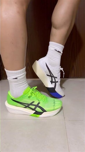 Trying On the latest ASICS Metaspeed Sky and Metaspeed Edge 👟 Left and Right!