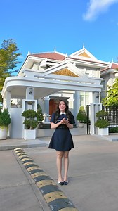 🌟សូមរីករាយទស្សនាទាំងផ្នែកខាងក្នុង និងខាងក្រៅ របស់ផ្ទះគំរូ វីឡា មរកត ក្នុងគម្រោងទី11 របស់ បុរី វិមានភ្នំពេញ! 🏡វីឡា មរកត សាកសមសម្រាប់គ្រួសារសម័យថ្មី រស់នៅប្រកបដោយ ឯកជនភាព និងសុភមង្គល! លាយឡំជាមួយការរចនាម៉ូតបែបក្លាសិកកាត់សម័យ ធ្វើអោយវីឡា មរកត មួយនេះ មានការគាំទ្រច្រើនពីសំណាក់អតិថិជនគ្រប់វ័យ បូករួមជាមួយទំហំដីធំទូលាយចាប់ពី 12.6m x 23m បង្កើតបានជាទីធ្លាជុំវិញផ្ទះធំ ជាទីពេញចិត្ត។ វីឡា មរកត នេះមានសាងសង់នៅ2ទីតាំងគម្រោងក្នុង បុរី វិមានភ្នំពេញ ៖ 📍ទីតាំងទី1 ក្នុងគម្រោងទី11 បុរី វិមានភ្នំពេញ ឌី អេមផាយអឺ ស្ថ
