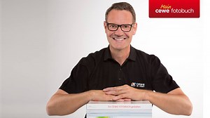 Mittendrin in der Gestaltung eures CEWE FOTOBUCHS? Mit der neuen Version 6.2. der CEWE FOTOWELT SOFTWARE könnt ihr die neue Funktion "Stile" verwenden, die die Erstellung vereinfachen. Wie ihr diese Stile nur für Teilbereiche in eurem CEWE FOTOBUCH verwenden könnt, zeigen wir in diesem #cewetutorial. Mehr Tipps und Tricks findet ihr in praktischen Tutorials in unserem YouTube Kanal CEWE FOTOWELT Deutschland: https://www.youtube.com/channel/UC0pc1yKA_87lOWxQ41UkYwQ?disable_polymer=true | CEWE