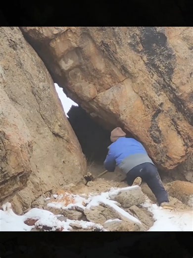 Caught in a Winter Blizzard Surviving Extreme Cold in a Safe Rock Shelter. #campinghacks #outdoorlife #outdoorliving #survivalskills #survived #bushcraftsurvival #bushcraftshelter #campinglife #snowlife #snowcamping