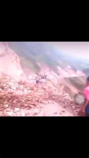 Quenellle on Instagram: "日本利用壓電磁磚將腳步轉化為電能』這些 瓷磚捕捉來自你腳步的動能。當你行走時，你的重量和動作會對瓷磚產生壓力。磁磚會輕微彎曲，從而產生機械應力。磁磚內部的壓電材料將這種應力轉化為電能。 每一步都會產生少量電荷，而數台萬步結合住起就能產生足夠的電力來驅動 LED燈、數位顯示器和感測器。在像澀谷車站這樣繁 忙的地方，每天大約有240萬個腳步為此系統作出貢獻。這些電能可以被儲存或立即使用，從而減少對傳統電力來源的依賴，並支持可持續的城市基礎設施。這個方法將日常運動轉化為實用的可再生能源日本#知識事實＃你知道嗎 推薦#科技#創業家"