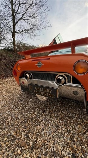 Spyker C8 Laviolette — the most underrated analog supercar ever built. 🇳🇱✨tour by @pwuftalkscars Hand-built in the Netherlands, inspired by aviation, and powered by a 4.2-liter Audi V8 pushing around 400 hp through a 6-speed manual. Every part of it feels like mechanical art — the exposed gear linkage, the fighter-jet switches, the quilted leather, and that signature propeller fuel cap. It’s raw, elegant, and completely analog — the kind of car Ferrari and Lamborghini fans secretly respect. On
