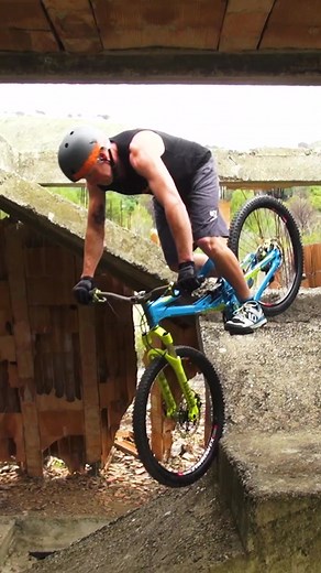 Chris Akrigg can ride a bike anywhere. #biketrials #skills #mountainbike #mtbstunts