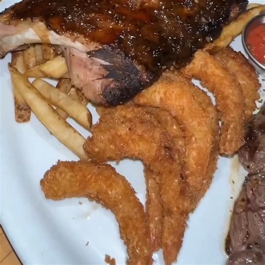 'Tis the season to treat yourself, so come try our Holiday Trio today and feast on steak, baby-back ribs, and crispy shrimp! 🎁 📸: @itskaylagross | Ruby Tuesday