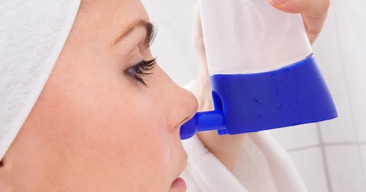 Nasendusche: Wie funktioniert eine Nasenspülung?