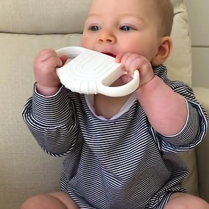 1.1K reactions · 464 shares | "A teething baby is so much fun!" said no mom ever. Numb the gums and not the fingers with our NEW Not-Too-Cold-To-Hold Teether. | Frida Baby | Facebook