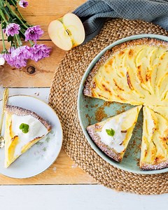 Hyödynnä syksyn omenasato, yllätä ystäväsi ja leivo helppo omenapiirakka kermaviilitäytteellä. 😉🍎 Nappaa loppukesän ekat omput talteen suoraan puusta tai kaupan hevistä ja leivo helppo piirakka Myllyn Paras Pyöreä Kauramurotaikinasta. Ohjeen löydät reseptipankistamme: https://www.myllynparas.fi/reseptit/omenapiirakka-kermaviilitaytteella | Myllyn Paras