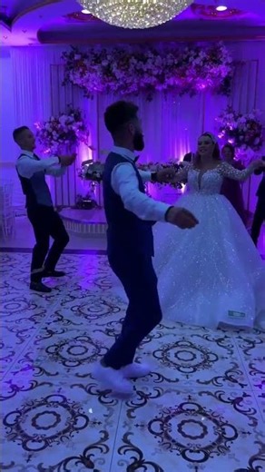 Nusja kercen me 2 vellezerit 🔥 #wedding #coupledance #weddingdance #bride #albania #love