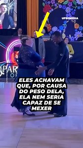 Melissa redescobriu a dança após anos de insegurança. Ela a transformou em sua terapia, sua forma de se manter saudável e sua maior paixão. O que ela nunca imaginou foi que sua apresentação de jive se tornaria viral com milhões de visualizações, inspirando outras pessoas a voltarem a dançar, não importando seu corpo ou nível. IG @dancingmyselfhealthy https://www.instagram.com/dancingmyselfhealthy/ | Positivo