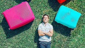 Alex Tienda cuenta cómo fue su primer viaje - CNN Video