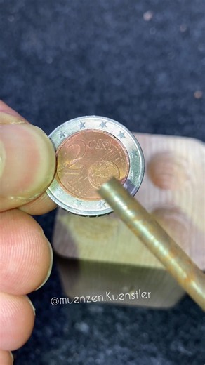 Mitte der 2€ Münze wieder einsetzen… aber sie passt nicht mehr! ❌ 🔨#Experiment #handwerk #münzen