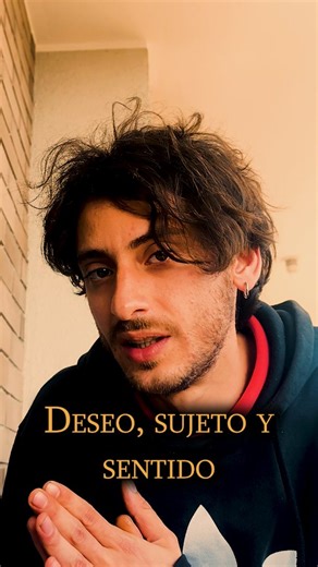 Psiconexsoc | Clínica Psicoanalítica on Instagram: "El deseo no surge de manera espontánea en el sujeto: es el deseo del Otro el que se inscribe en el cuerpo hablante, en el parlêtre, a través de la cadena significante. Desde sus primeras marcas, el sujeto queda alienado a un campo de significaciones que no controla, donde el Otro —como lugar del lenguaje y de la cultura— introduce los vectores del deseo y del goce. Lacan (1964) plantea que la constitución subjetiva implica dos operaciones funda