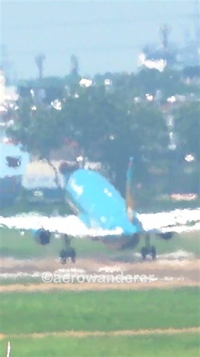 VIETNAM AIRLINES A321-200 takeoff at Ho Chi Minh City Airport #shorts #aviation #a321 #takeoff