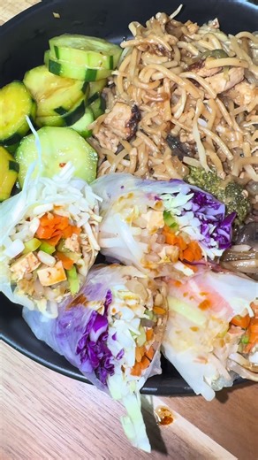 Rice paper wraps 🌱✨ #easyrecipe #naysvegancuisine #VeganEats #plantbasedrecipes #ricepaperroll