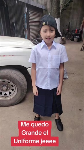 El uniforme grande y la rutina escolar matutina
