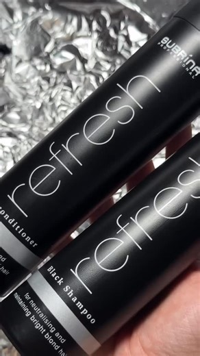 Subrina Professional Ukraine on Instagram: "Refresh Black Shampoo & Conditioner Формула створена спеціально для освітленого, тонованого та фарбованого волосся, яке потребує нейтралізації теплих відтінків і делікатного догляду. ✨ Black Iron Oxide — нейтралізує небажану жовтизну та теплі підтони, допомагає зберегти глибину кольору. 💜 Acid Violet — підсилює яскравість і холодні нюанси, робить відтінок більш чистим і виразним. 🫧 Chelating Agent — запобігає накопиченню мінералів із води, що можуть