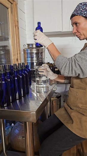 Vous êtes nombreux à me demander ce qu’est un hydrolat, comment il se fabrique, et s’il est vraiment efficace. Alors j’ai pris le temps de vous montrer, pas à pas, comment naît cette eau aromatique si précieuse. Ça… c’est un hydrolat qui coule dans le vase florentin. L’essencier. Celui qui sépare l’huile essentielle de cette eau distillée. L’hydrolat, c’est une eau imprégnée de l’essence aromatique de la plante. Je le filtre deux fois avant de le stocker dans des fûts en inox, puis une troisième