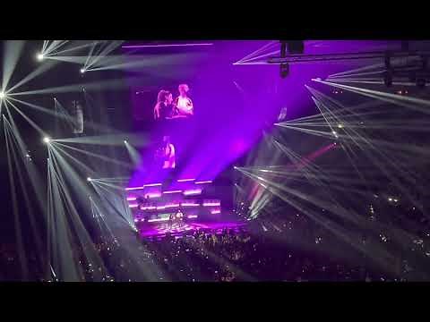 LUCIE BÍLÁ ft. POKÁČ - Dobrý kafe (O2 Aréna Praha, 24.9.2022)