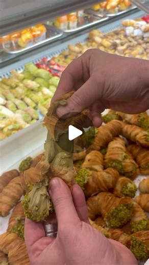 Calogero Latino on Instagram: "Come fai a dire di no ? #sfogliatella #pistacchio #pistacchiolovers #pistacchioaddicted #cremadipistacchio #dolcisiciliani #dolcialpistacchio #sicily"