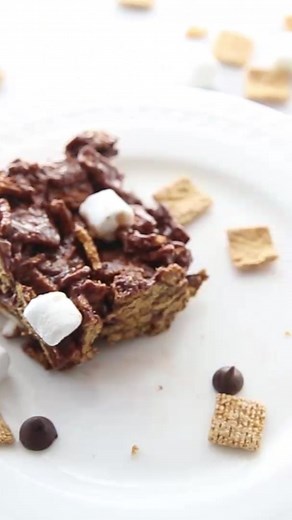 🤎S’MORE BARS WITH GOLDEN GRAHAMS🤎 These Golden Graham S’mores Bars are the perfect no-bake dessert! If you love s’mores desserts you will love this easy recipe for Indoor S’mores! #smoresbars #yum #homemadedessert #goldengrahams https://prettyprovidence.com/golden-grahams-smores-bars/