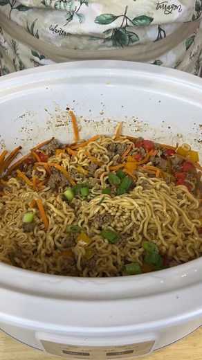 Perfect crockpot Ramen dish Kiera J makes an easy dinner for the slow cooker with ground beef and beef ramen This video was produced by Kiera J and Network Media, LLC. | Home Hacks & Easy Snacks