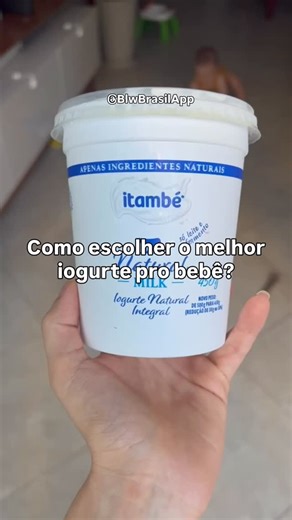 BLWBrasil Introdução Alimentar on Instagram: "Qual o melhor iogurte e quando posso oferecer ao bebê? De acordo com a Sociedade Brasileira de Pediatria, os derivados de leite de vaca podem ser oferecidos a partir dos 6 meses ao bebê. Já o leite de vaca só deve ser oferecido após o primeiro ano de vida. Antes disso, somente em receitas e de forma bem eventual O melhor iogurte pra oferecer é o iogurte integral natural que tem apenas 2 ingredientes na composição: leite integral e fermento lácteo. Na