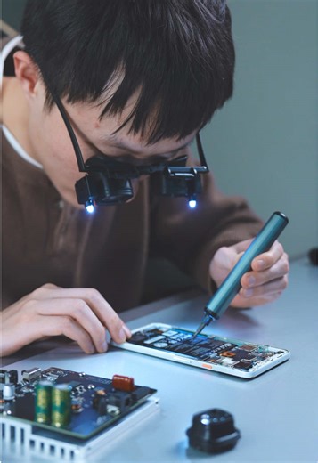 Fix tiny stuff like a PRO. Every screw. Every wire. Every detail.🛠️🔍 #tools #magnifier #repair #diyproject #repairtools