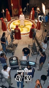 Yorumlar ￼ saimediaworks_ Kurtlar Vadisi (2003) – Kamera Arkası | Behind the Scenes AI Türk televizyon tarihine damga vuran Kurtlar Vadisi (2003) dizisinin bazı unutulmaz sahnelerini, kamera arkası hissi verecek şekilde yapay zekâ ile yeniden canlandırdık. Duran Emmi’nin ölümü, Aslan Akbey’in vedası ve Baron’un ölümü gibi dizinin hafızalara kazınan anları, hiç çekilmemiş ama set ortamında yaşanmış gibi kurgulandı. Bu çalışma gerçek görüntüler değil, dizinin atmosferine ve dönem ruhuna sadık kalı