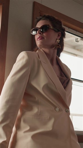 Spring Summer’26 koleksiyonu; tatil rahatlığını şehir şıklığıyla buluştururken, bedeni kısıtlamayan ve hareketi destekleyen tasarımlarla hayat buluyor. 🤍 Günün ilk ışıklarından gün batımına uzanan yolculukta sana eşlik edecek parçalar, çok yönlü ve özgün. Bu sezon moda, saklamak için değil, özgür bırakmak için var. #ss26 #lovemybody