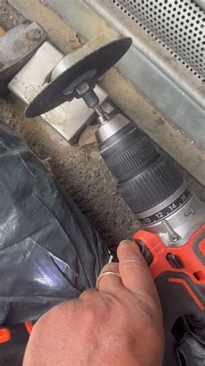 FM Locksmith..Dangerous way to removing a large padlock.