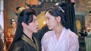 Substitute bride‘s identity is about to reveal, General takes her in his arms and kisses her to heal her wounds 替嫁新娘身份被揭穿，將軍將她護在懷裏親吻療傷 🌷drama：【君心难逑 Extremely Perilous Love 】 #君心难逑 #ExtremelyPerilousLove #ChineseDrama | 经典大本营